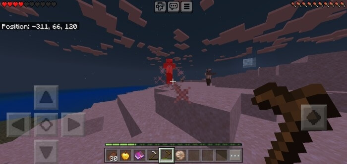 Игрок стреляет в зомби из пистолета
