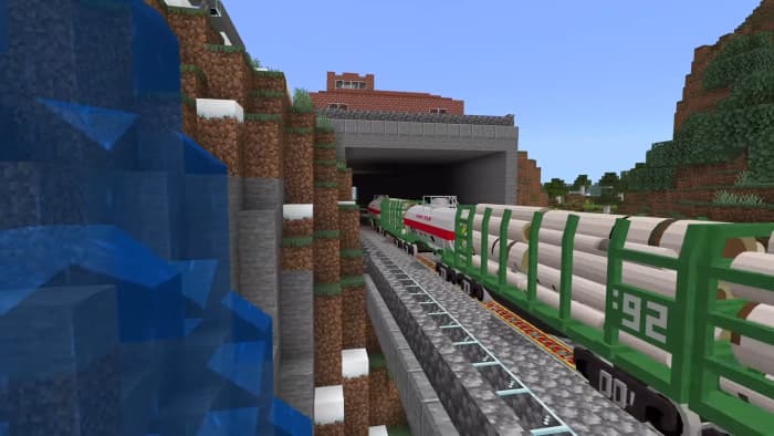 Грузовой поезд в туннеле